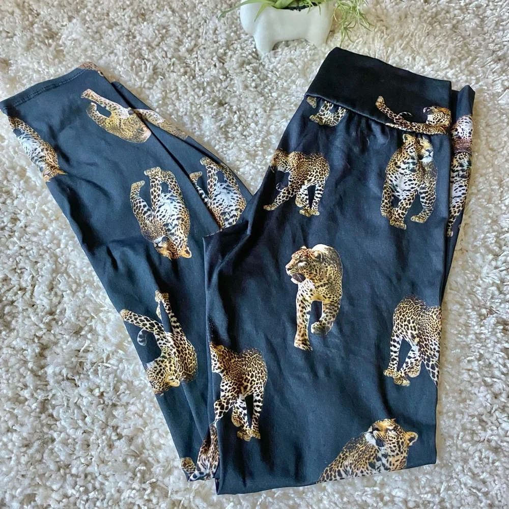 Unique retro vintage 3-D print leopard cheetah animal leggings. - Picture 1 of 4